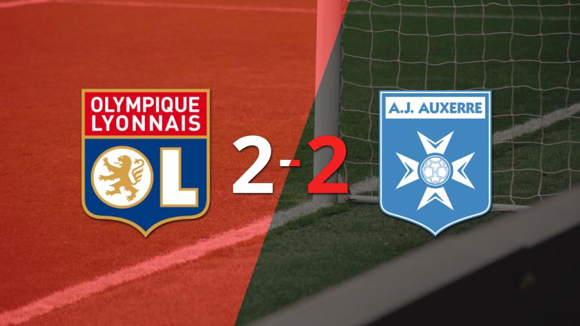 Con doblete de Georges Mikautadze, Olympique Lyon sacó el empate ante Auxerre