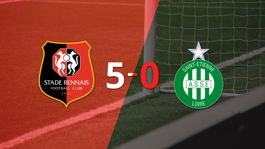 Saint Etienne no opuso resistencia y fue goleado por Stade Rennes con hat-trick de Arnaud Kalimuendo