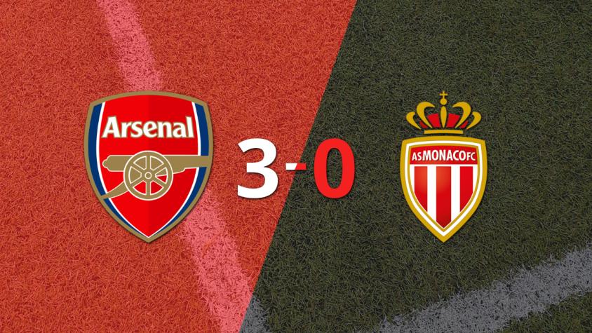 Arsenal goleó 3-0 a Mónaco con doblete de Bukayo Saka