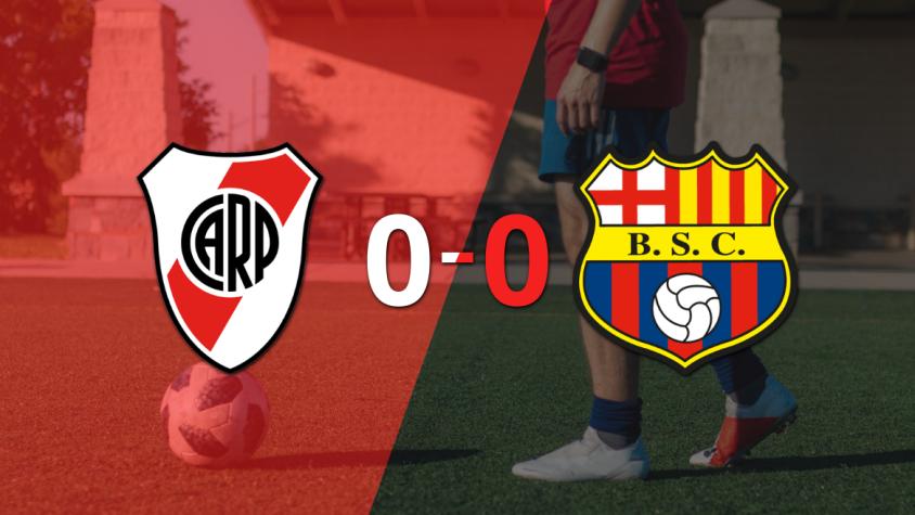 Sin muchas emociones, River Plate y Barcelona empataron 0-0