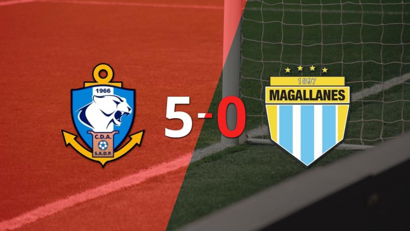 Magallanes no opuso resistencia y fue goleado por D. Antofagasta con hat-trick de Tobías Figueroa