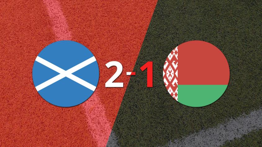 Escocia obtiene una victoria 2-1 contra Belarús con un gol agónico