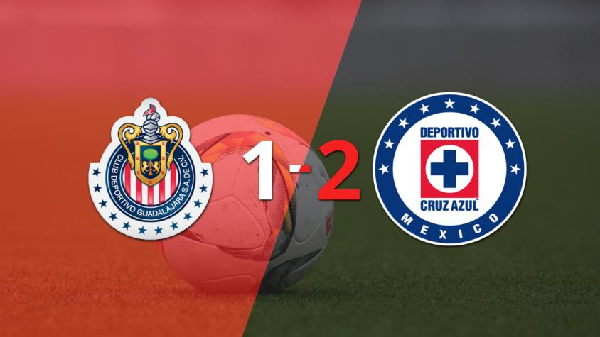 Cruz Azul celebra con un sufrido 2-1 ante Chivas