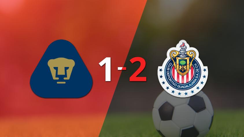 Chivas se lo dio vuelta a Pumas UNAM y le ganó 2 a 1 con gol agónico