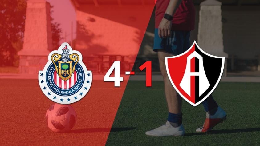Con un hat-trick de Armando González, Chivas venció 4-1 a Atlas en el clásico Tapatío